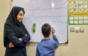 اقدام جهادی معلم بهبهانی در آموزش کودکان کار